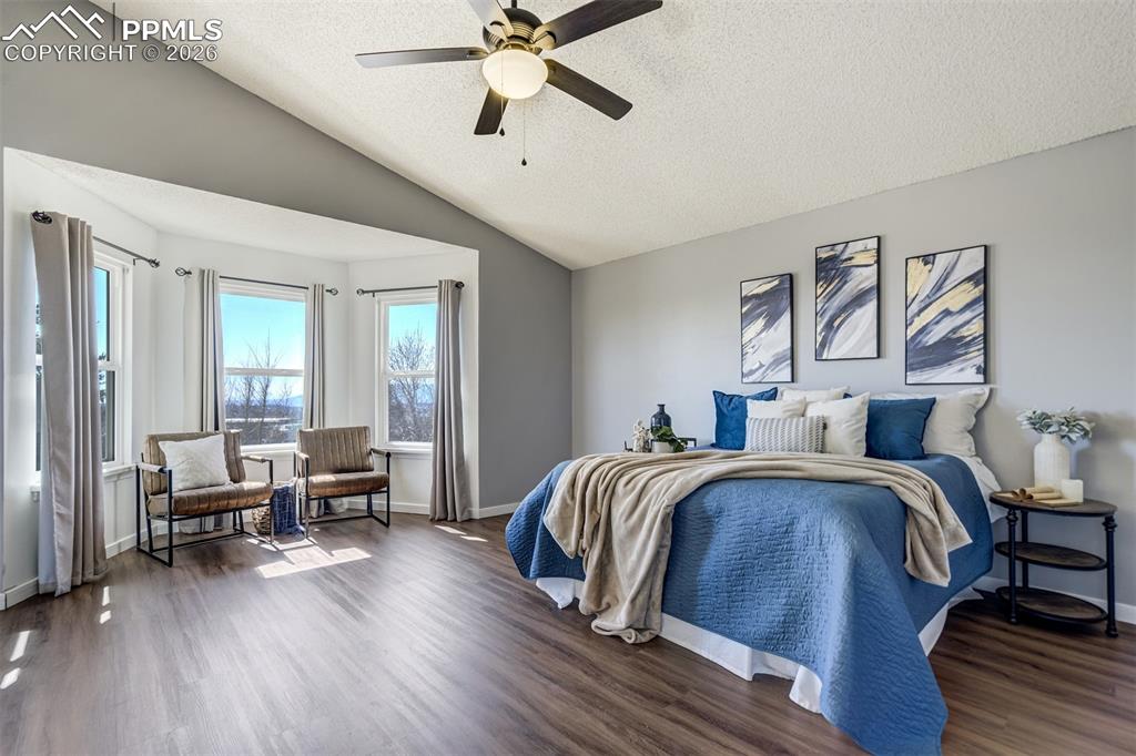 Image 20 of 50: Bedroom