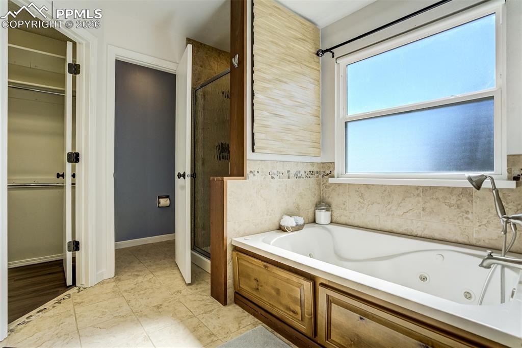 Image 24 of 50: Bathroom