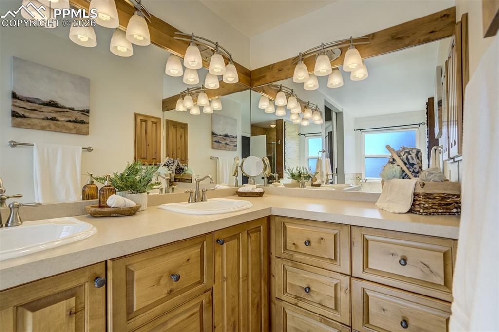 Image 25 of 50: Bathroom