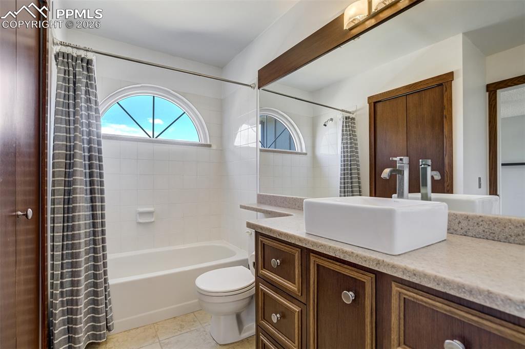 Image 28 of 50: Bathroom