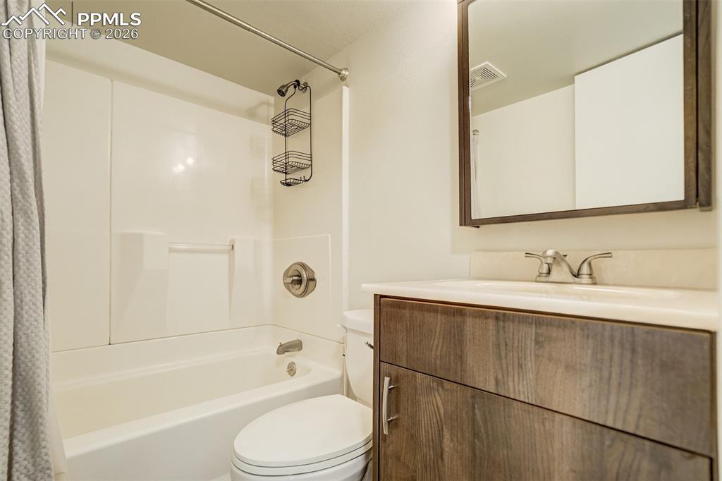 Image 33 of 50: Bathroom