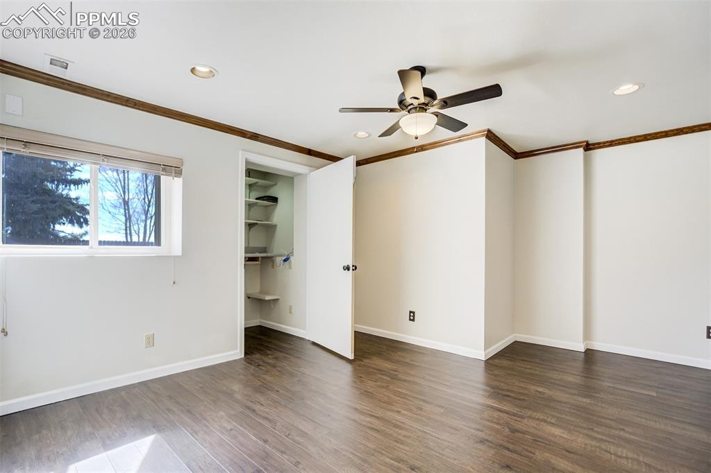 Image 36 of 50: Bedroom