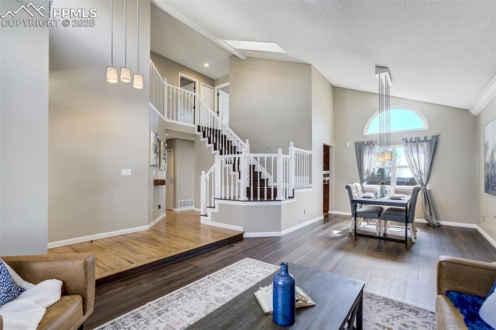 Image 5 of 50: Living Room