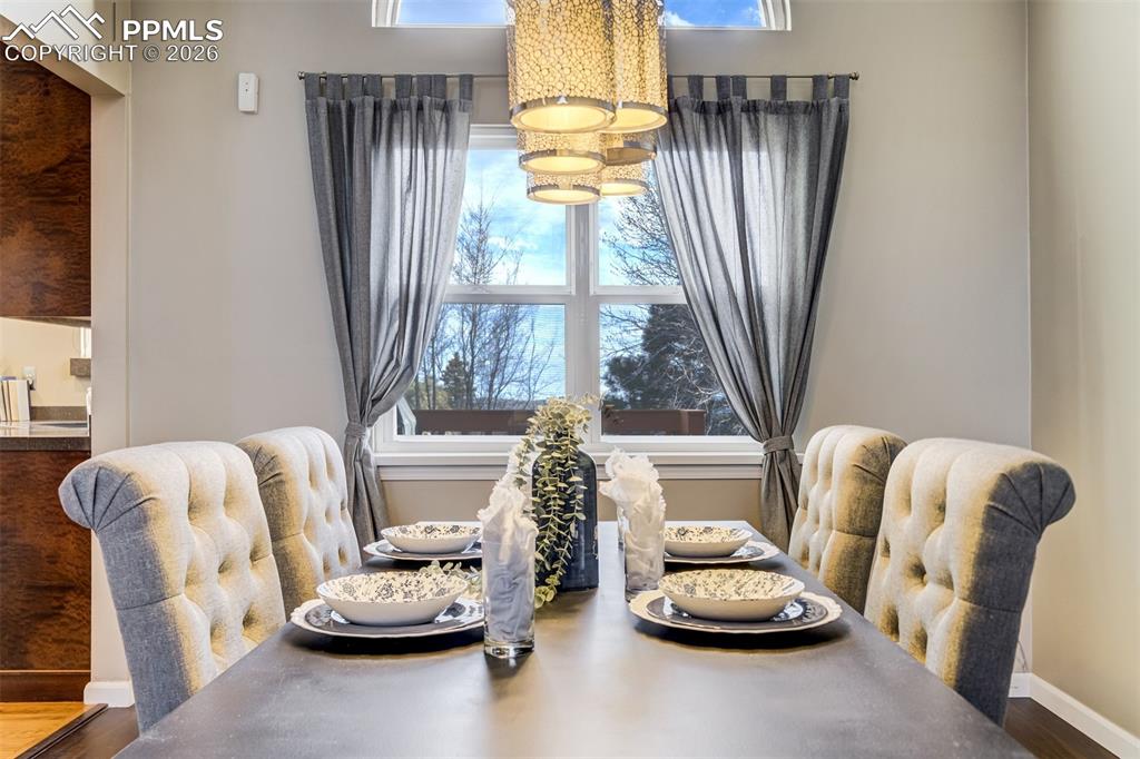 Image 6 of 50: Dining Area