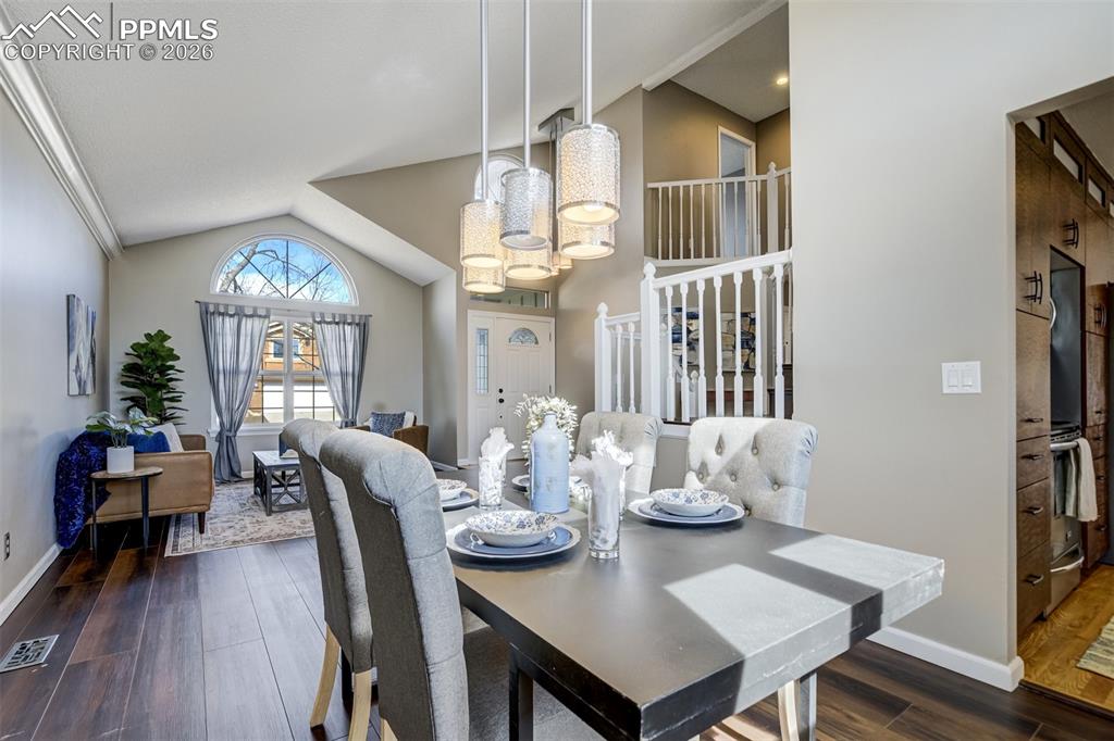 Image 7 of 50: Dining Area