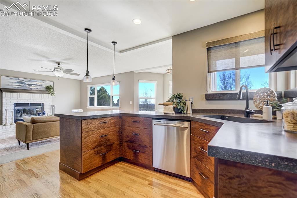 Image 8 of 50: Kitchen