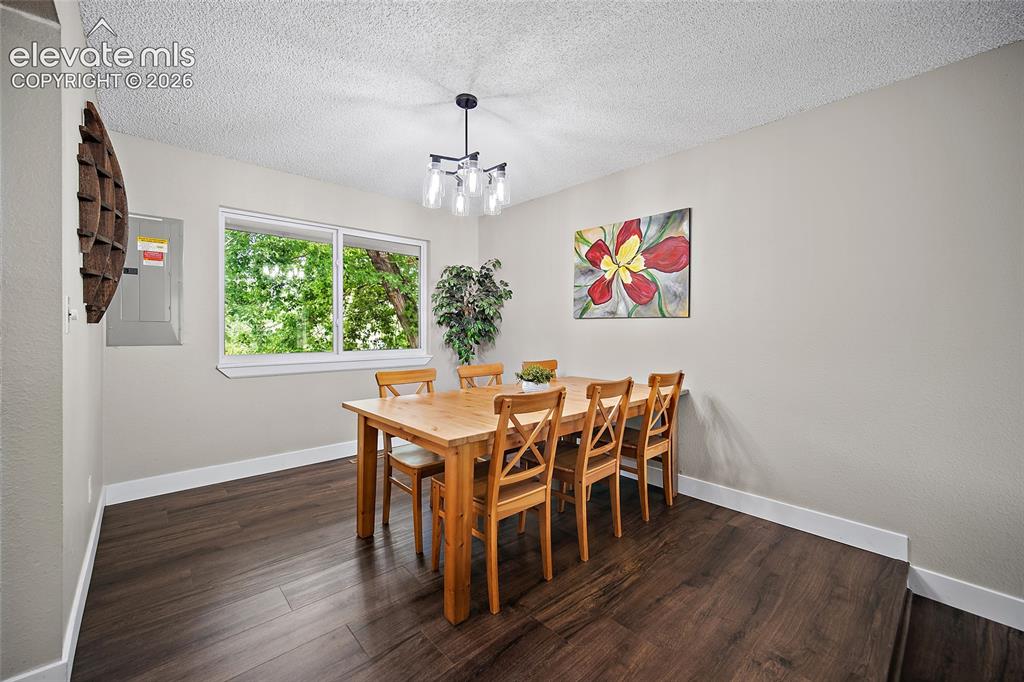 Image 13 of 49: Dining Area