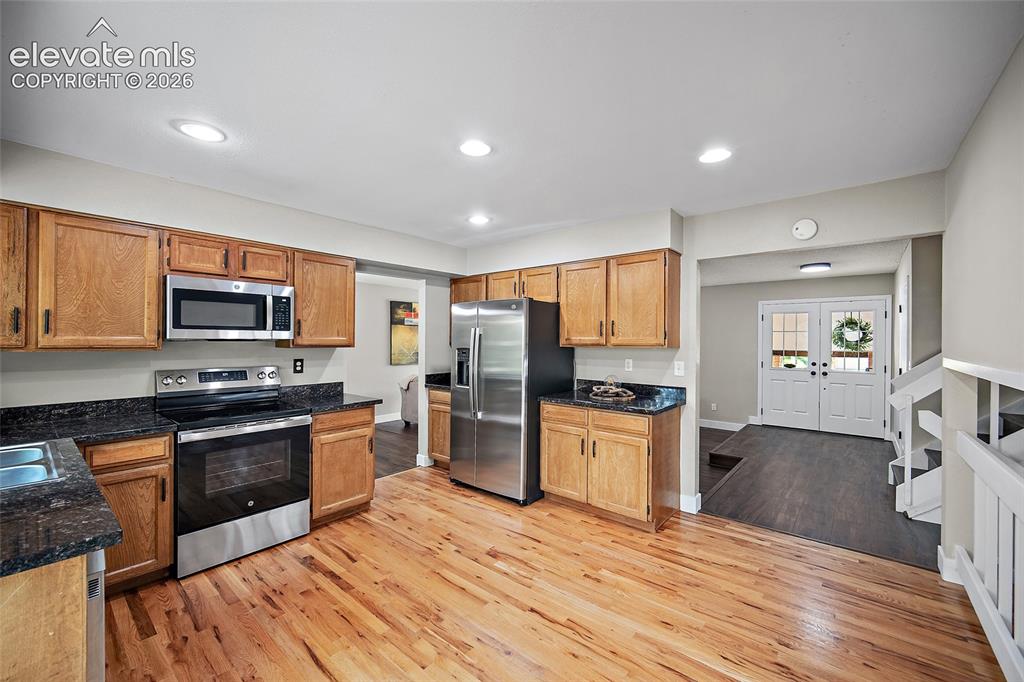 Image 14 of 49: Kitchen