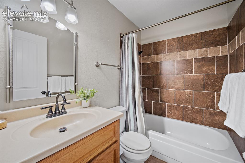 Image 17 of 49: Bathroom