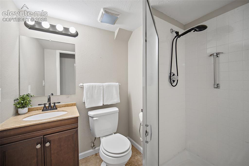 Image 34 of 49: Bathroom