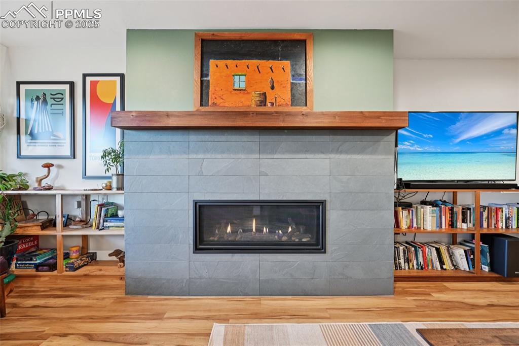 Image 27 of 42: Family room looking at gas burning fireplace with custom mantle 