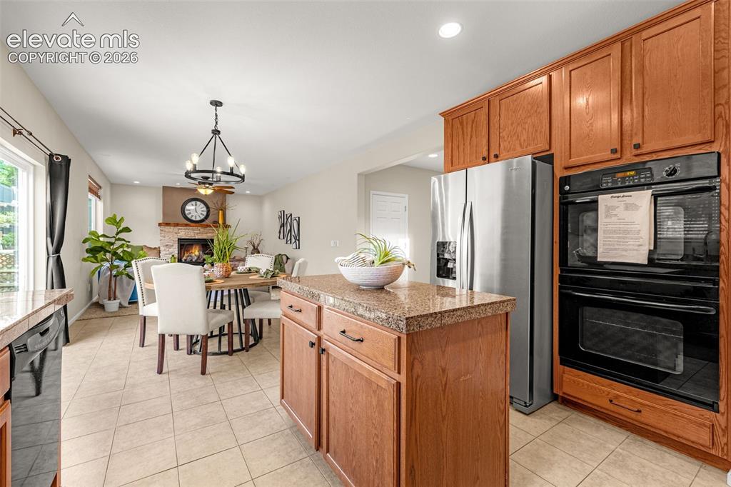 Image 14 of 44: Double wall ovens