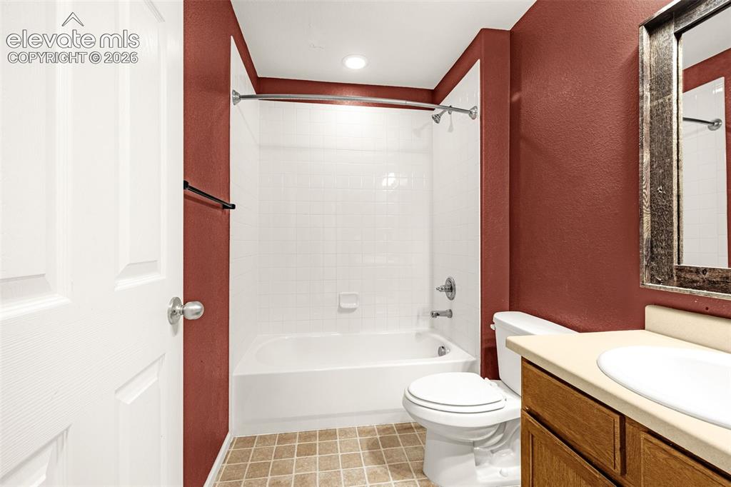 Image 33 of 44: Upstairs hall bath