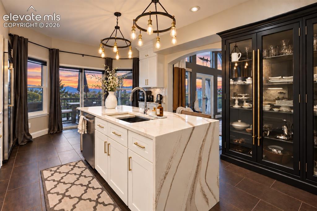 Image 10 of 50: Kitchen
