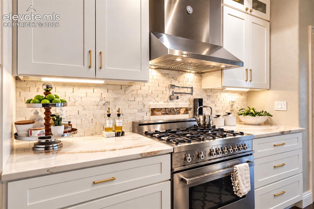 Image 11 of 50: Kitchen