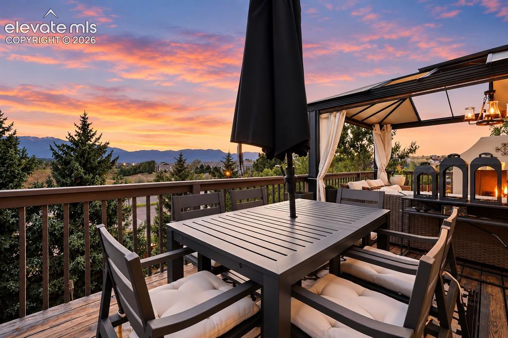 Image 16 of 50: Deck