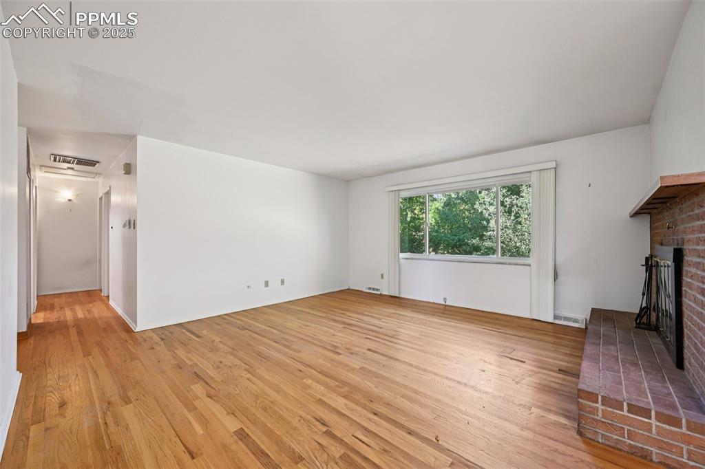 Image 13 of 50: Living Room