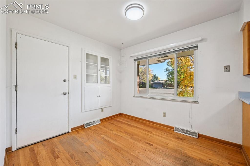 Image 17 of 50: Breakfast Nook