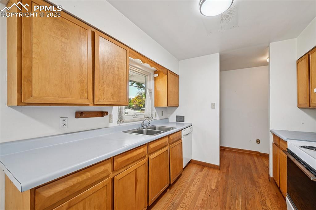 Image 18 of 50: Kitchen