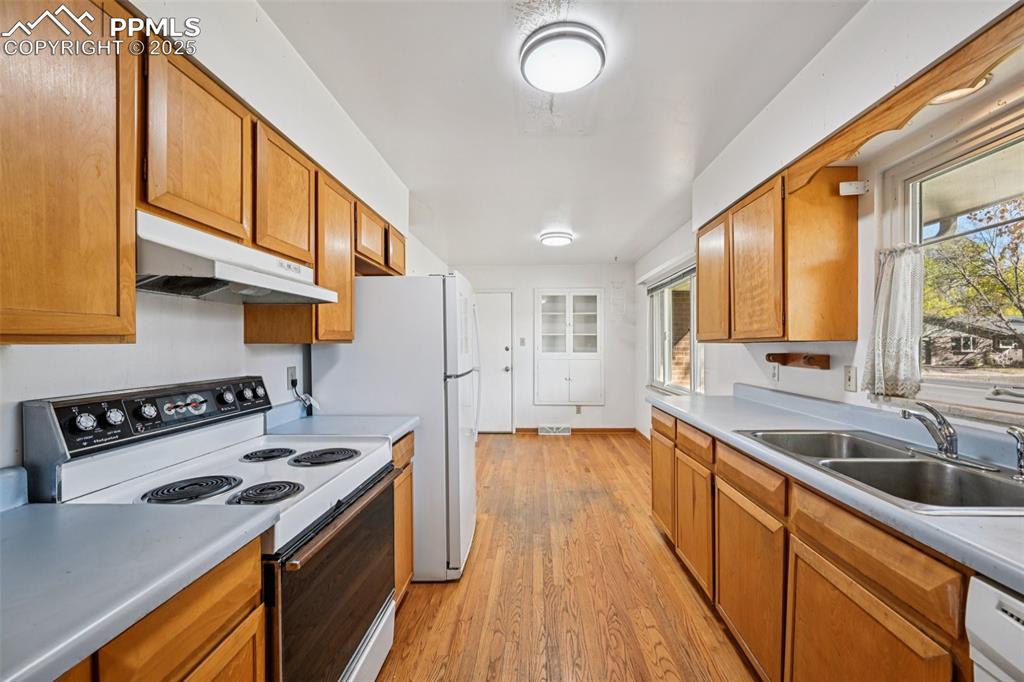 Image 19 of 50: Kitchen