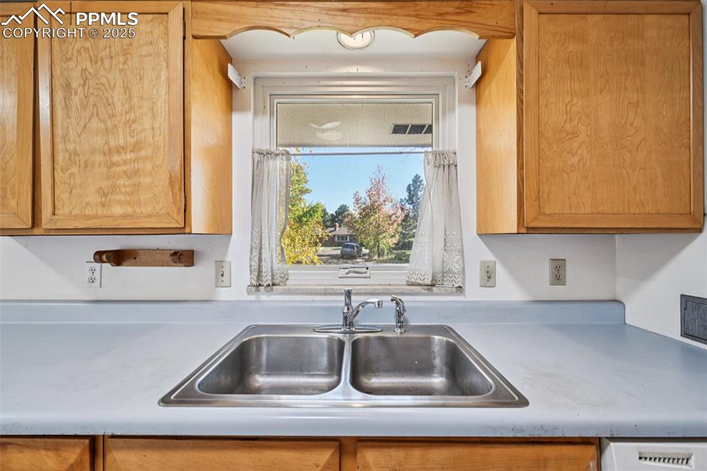 Image 20 of 50: Kitchen