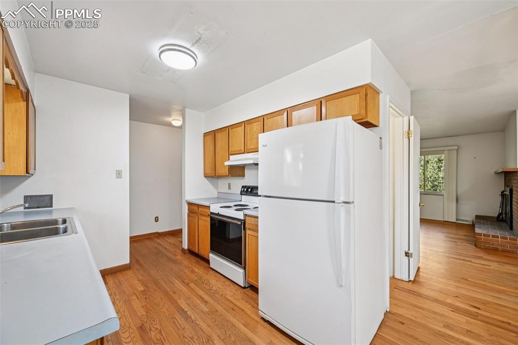 Image 21 of 50: Kitchen