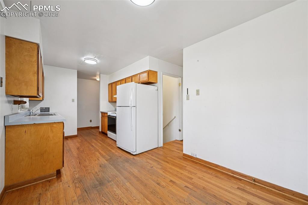 Image 22 of 50: Kitchen