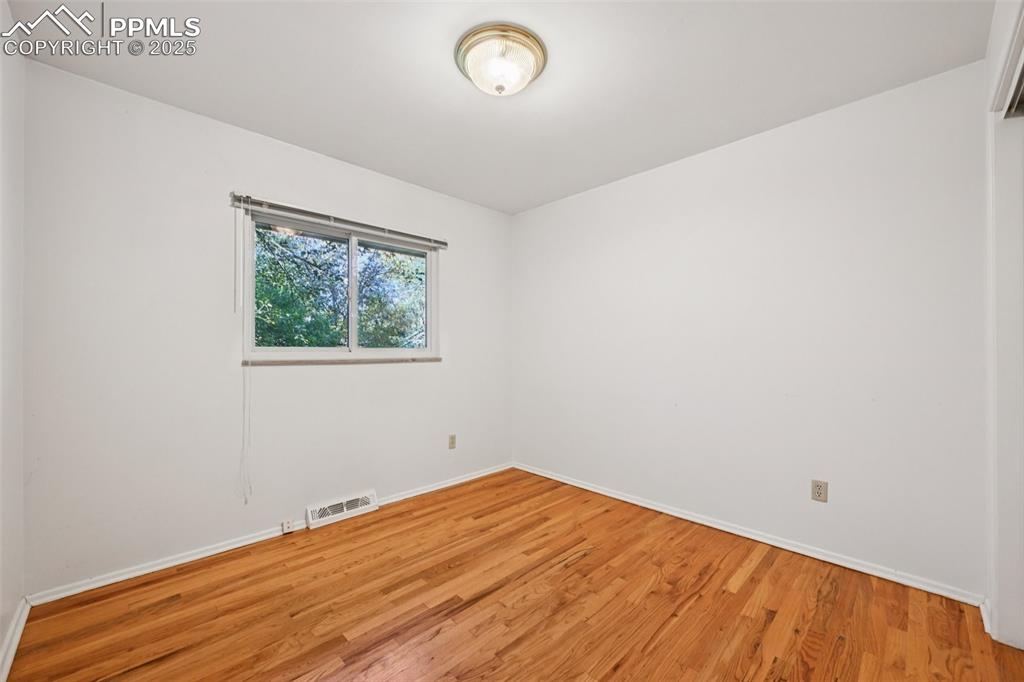 Image 31 of 50: Bedroom