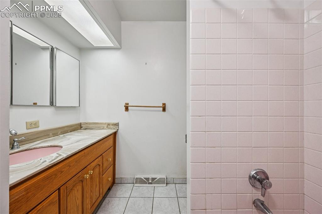 Image 33 of 50: Full Bathroom