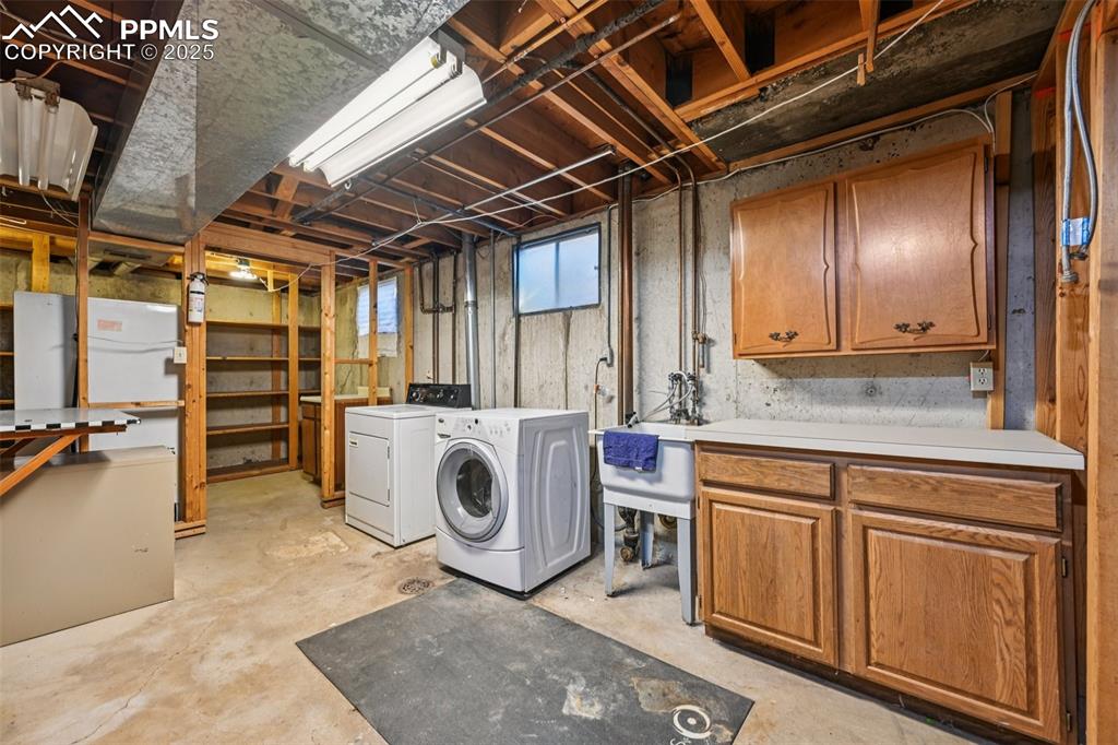 Image 38 of 50: Laundry