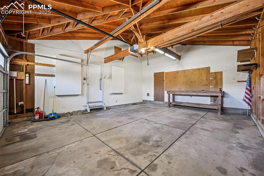 Image 42 of 50: Garage