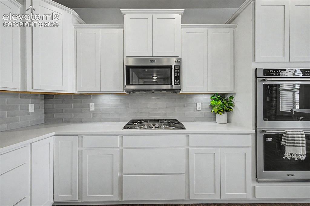 Image 10 of 28: Kitchen