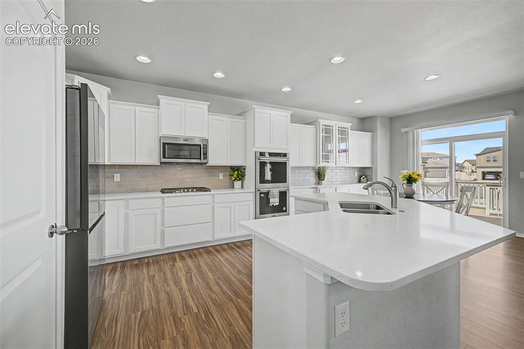 Image 11 of 28: Kitchen