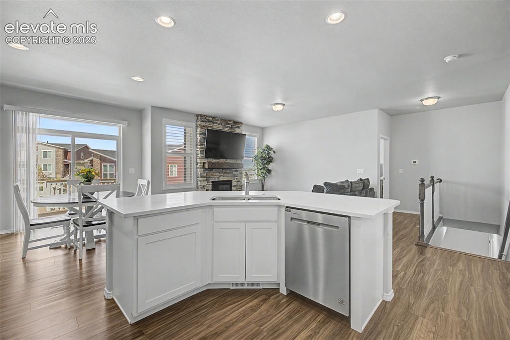 Image 12 of 28: Kitchen