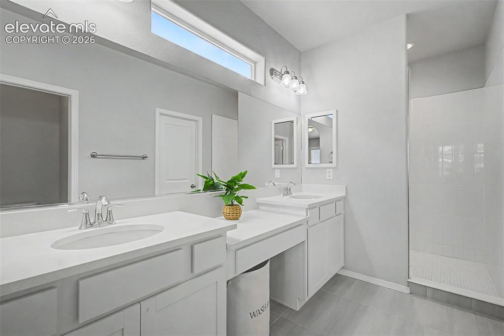 Image 16 of 28: Bathroom