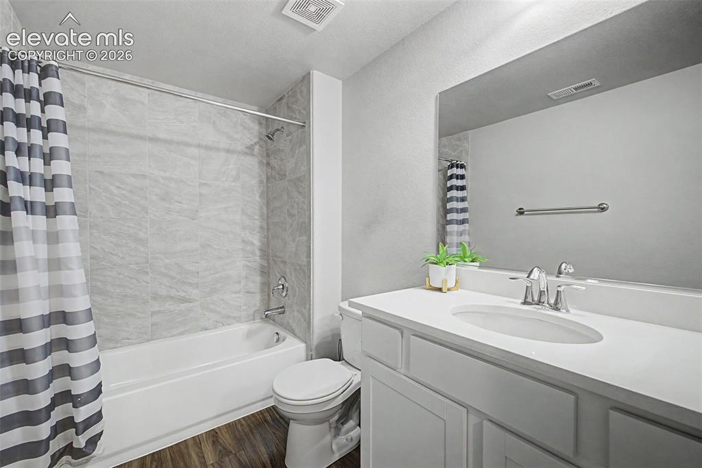 Image 25 of 28: Bathroom