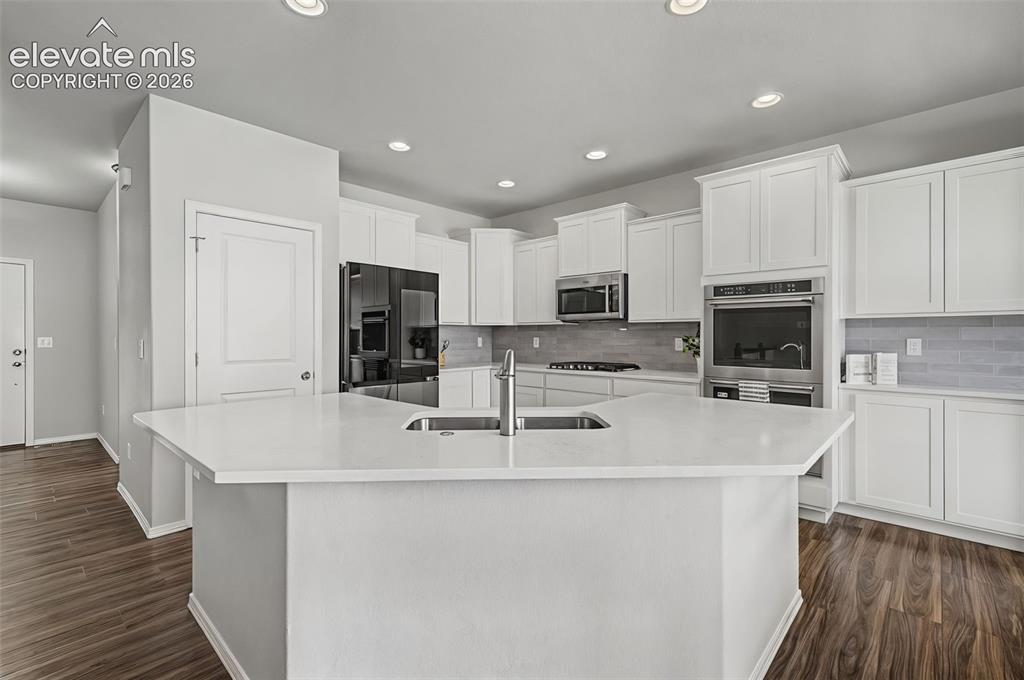Image 8 of 28: Kitchen