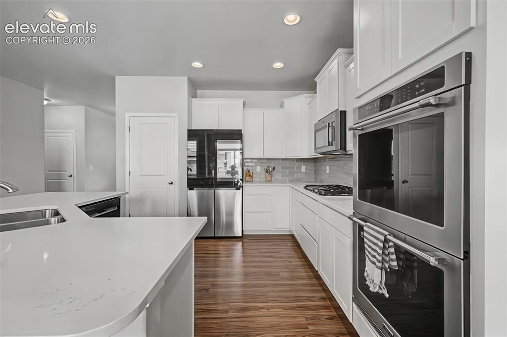 Image 9 of 28: Kitchen
