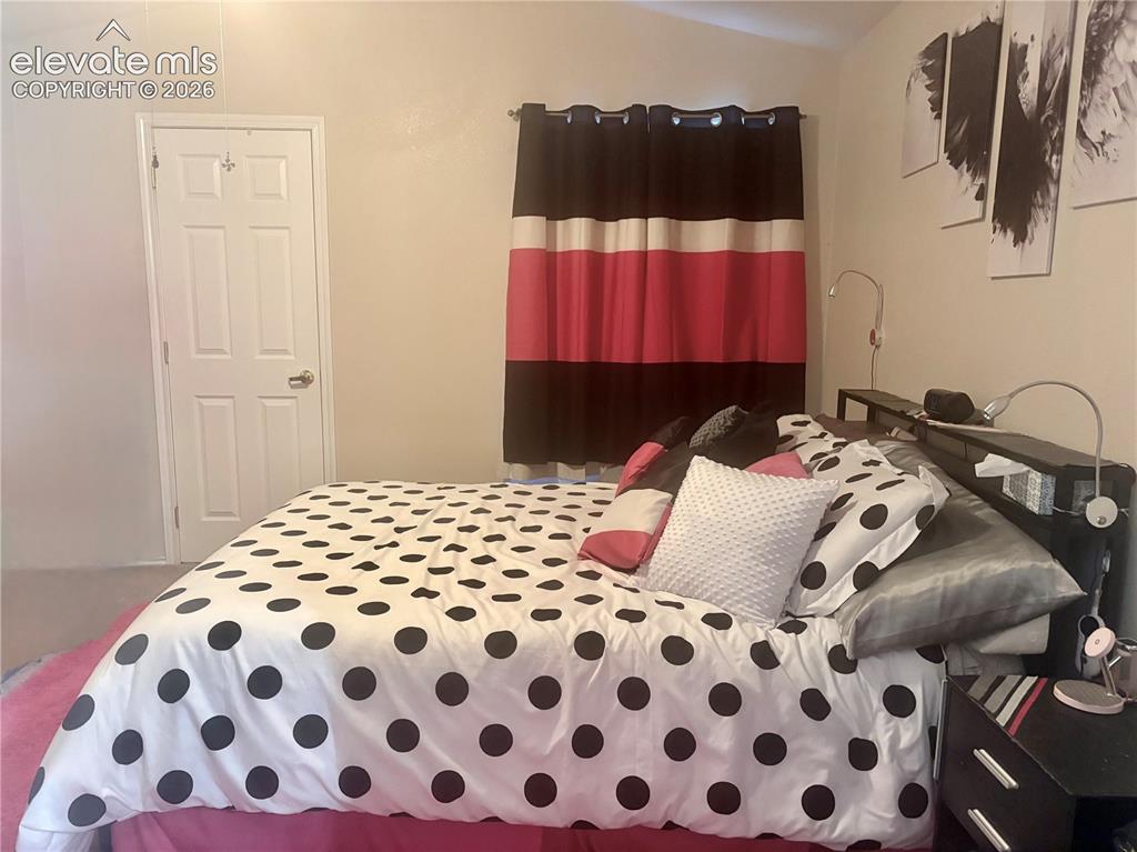 Image 21 of 32: Neutral wall color