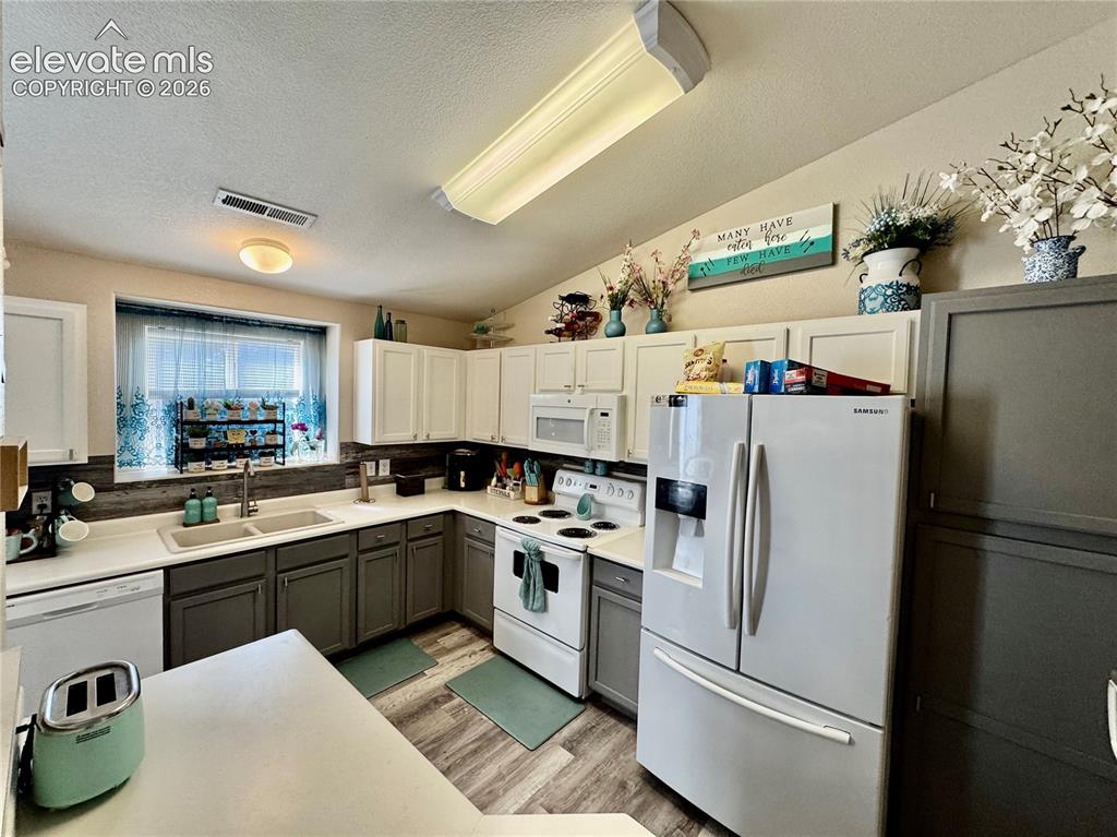 Image 6 of 32: Kitchen