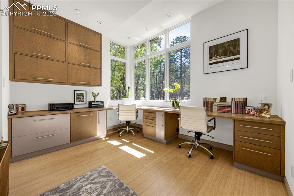 Image 20 of 48: Spacious built-in office desks