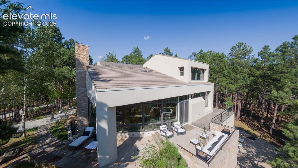 Image 3 of 49: Incredible windows & terrace overhand