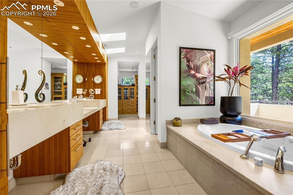 Image 30 of 48: Luxurious 5-piece bath