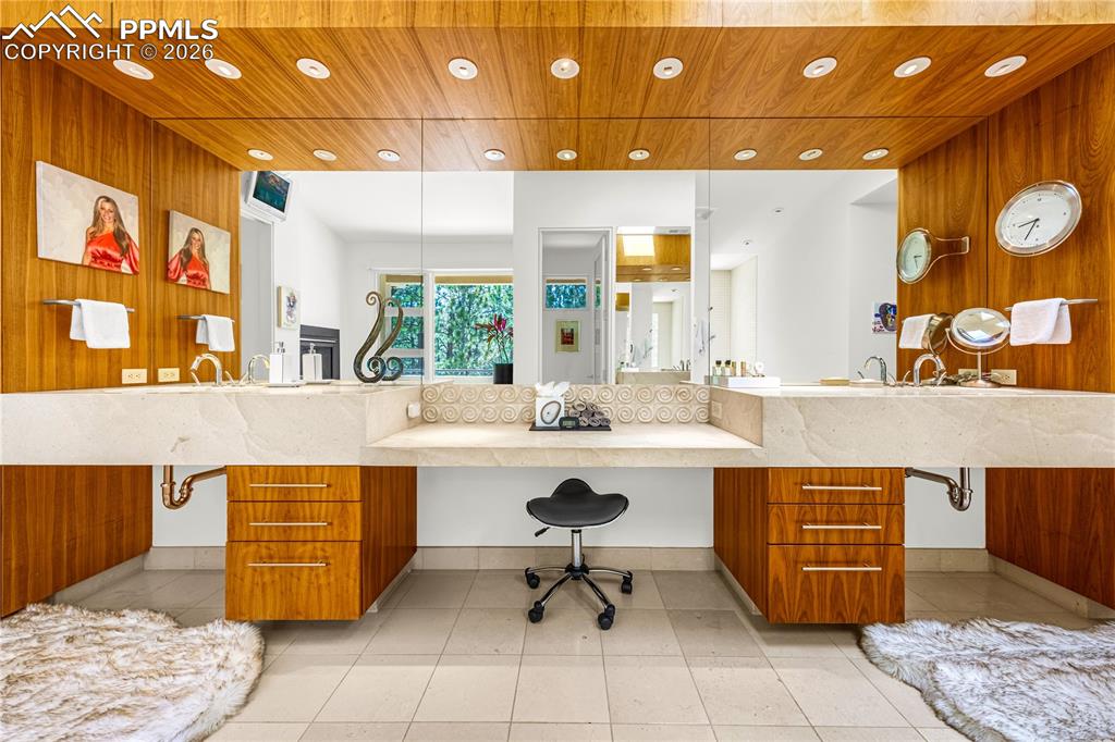 Image 31 of 48: Dual sink vanity & makeup counter