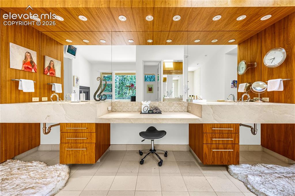 Image 32 of 49: Dual sink vanity & makeup counter
