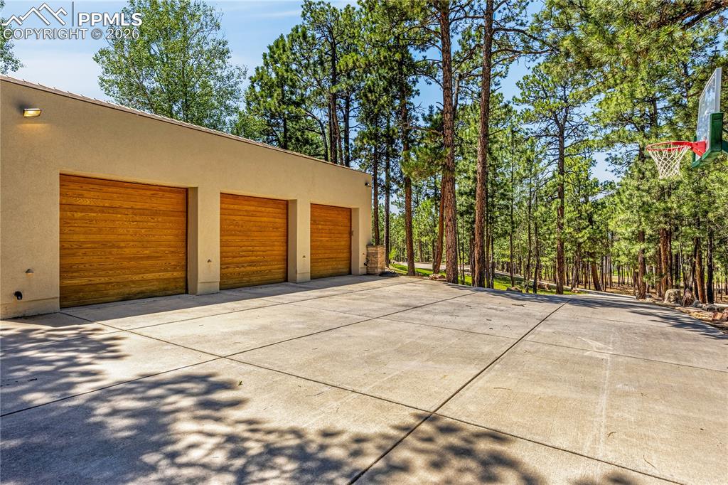 Image 42 of 48: Oversized 3-car garage