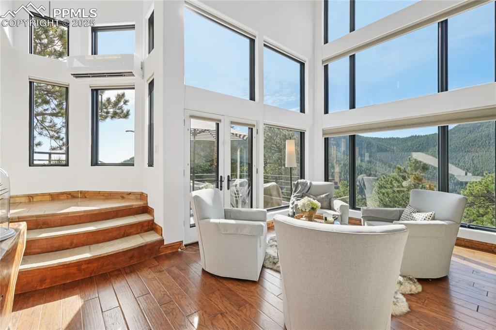 Image 14 of 50: Sitting area in living room