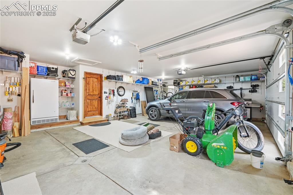 Image 20 of 50: 3 car oversized garage