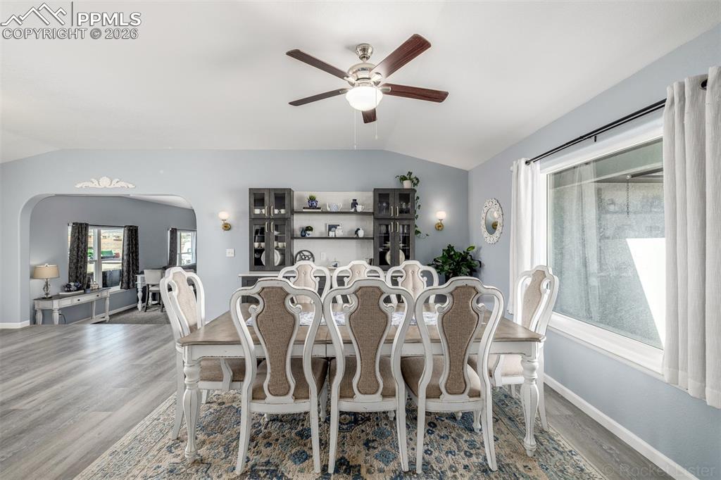 Image 10 of 50: Dining Area