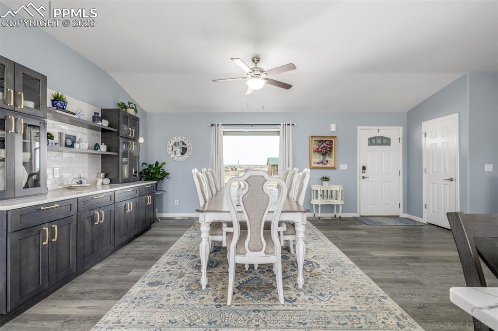 Image 11 of 50: Dining Area